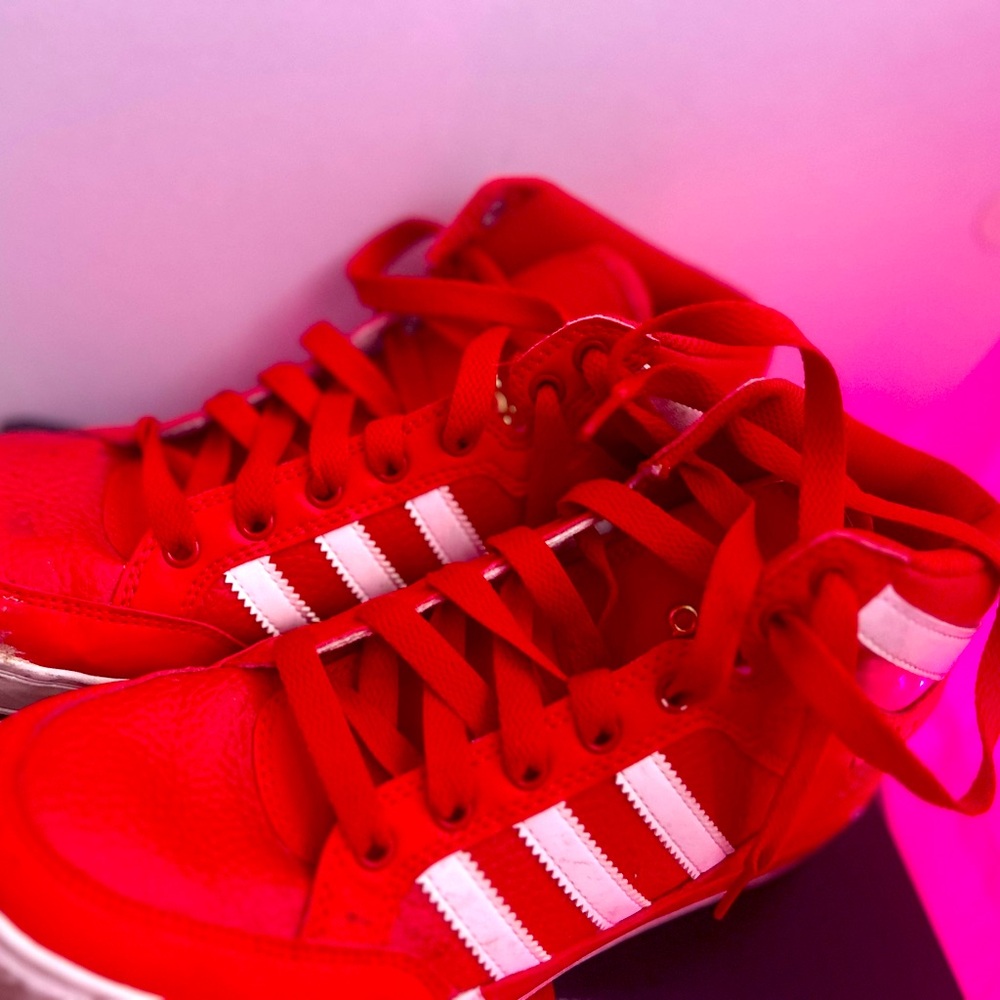 Clean POPPING RED Adidas’s.